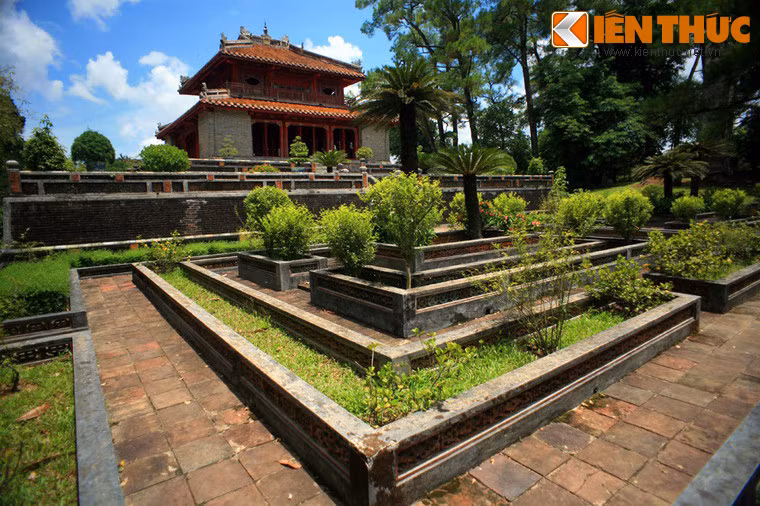 Nằm trên núi Cẩm Kê, xã Hương Thọ, thị xã Hương Trà, lăng Minh Mạng là một kỳ công của những nghệ nhân Việt khi biến một vùng núi đồi hoang vu thành một khu lăng tẩm uy nghiêm, vừa rực rỡ về kiến trúc, vừa hài hòa với thiên nhiên lại vừa sâu sắc bởi giá trị tư tưởng.