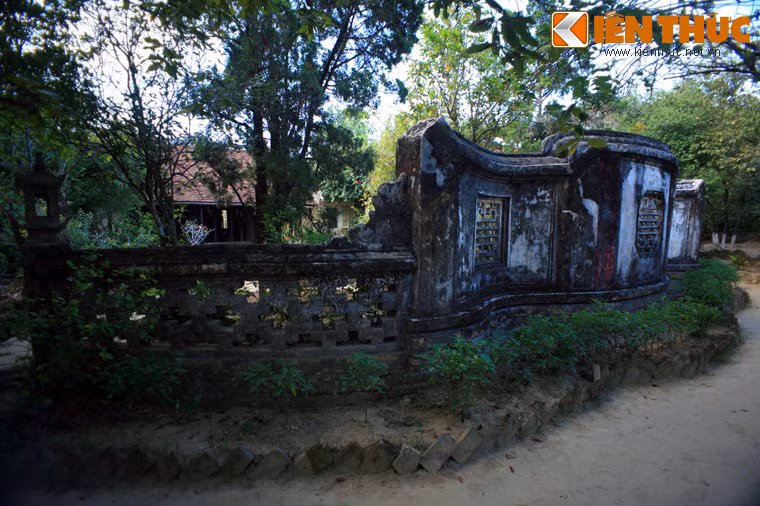 Các nhà vườn cổ kính với tuổi đời hàng thế kỷ cũng là địa điểm du xuân hấp dẫn ở Huế. Trong đó, nhà vườn An Hiên (phường Hương Long) được coi là nhà vườn đẹp và nổi tiếng nhất của xứ Huế.