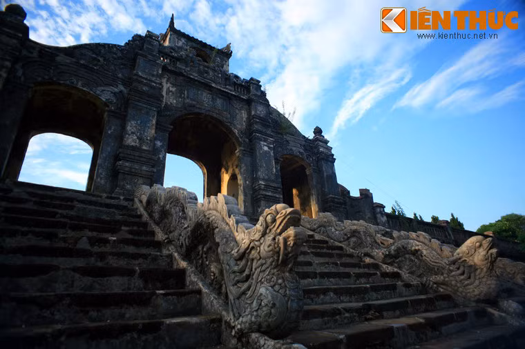 Nằm bên bờ sông Hương, thuộc địa phận xã Hương Long, Văn miếu Huế (còn gọi là Văn Thánh Huế) là di tích gắn với nền khoa cử của nhà Nguyễn, đồng thời cũng là một công trình kiến trúc đặc sắc của kinh thành Huế xưa. Dù đã đổ nát và hoang phế theo thời gian, đây vẫn là một địa điểm đáng ghé thăm dịp đầu xuân dành cho những người yêu thích văn hóa Huế.