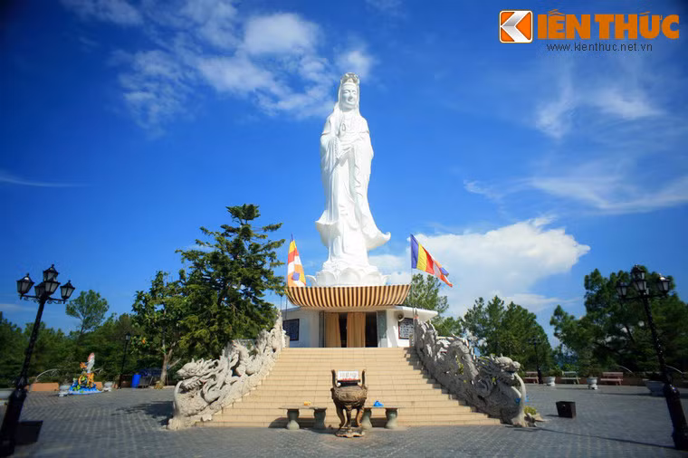 Được xây dựng từ năm 1969, tượng đài Quan Âm trên núi Tứ Tượng, xã Thủy Bằng, huyện Hương Thủy là một địa danh nổi tiếng linh thiêng ở đất cố đô. Đây là địa điểm thu hút rất đông du khách đến chiêm bái vào các dịp lễ, Tết.