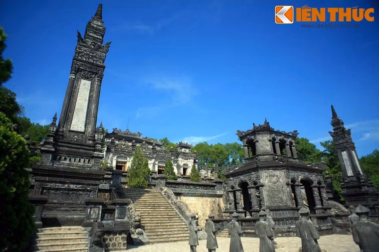 So với lăng của các vua tiền nhiệm, lăng Khải Định (xã Thủy Bằng, thị xã Hương Thủy) có diện tích khiêm tốn hơn nhiều, nhưng ngược lại cực kỳ công phu và tốn nhiều thời gian. Không chỉ có vẻ ngoài ấn tượng, nội thất của lăng còn là nơi quy tụ những tác phẩm nghệ thuật có 1-0-2 của người Việt.