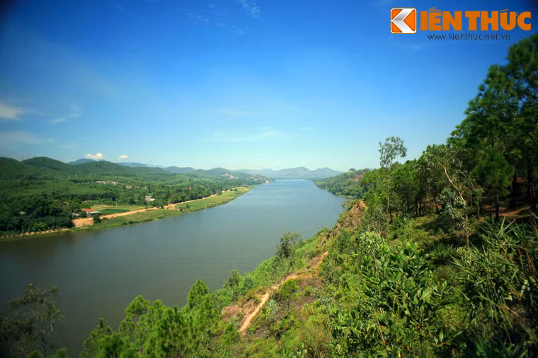 Nằm ven bờ sông Hương, cách trung tâm TP Huế khoảng 7km, đồi Vọng Cảnh là một cảnh đẹp nổi tiếng của đất Cố đô. Đúng như tên gọi, đứng từ trên đồi Vọng Cảnh có thể bao quát bức tranh phong cảnh thiên nhiên kỳ vĩ của xứ Huế.