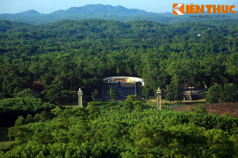 Nằm ở địa phận xã Hương Thọ, thị xã Hương Trà, lăng Gia Long - nơi an nghỉ của vị vua sáng lập triều Nguyễn - được ví như một bức tranh tuyệt tác về sự phối trí giữa thiên nhiên và kiến trúc.