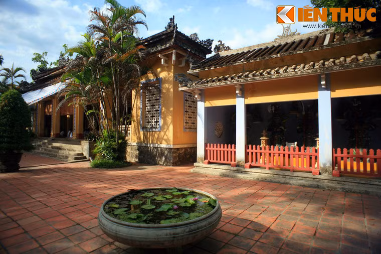 Nằm trên đường Bạch Đằng, chùa Diệu Đế là ngôi chùa cổ có một vị trí quan trọng trong lịch sử Phật Giáo ở Huế. Chùa nguyên là phủ của vua Thiệu Trị trước khi lên ngôi nên có cảnh quan rất đẹp, với vườn tược rộng rãi, cây cối xanh tươi.