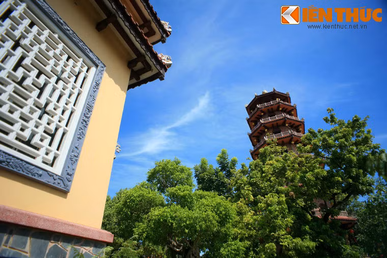 Chùa Từ Đàm (số 1 đường Sư Liễu Quán) là ngôi chùa gắn với nhiều sự kiện lịch sử quan trọng của Huế. Đây cũng là một ngôi chùa đẹp thu hút nhiều du khách dịp lễ Tết.