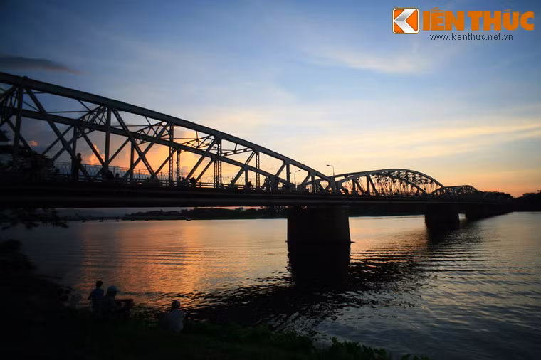 Được xây dựng năm 1897, cầu Trường Tiền là một công trình mang tính biểu tượng của cố đô Huế. Du khách có thể khám phá cây cầu này bằng cách thả bộ dọc theo hai làn đường dành cho khách đi bộ của cầu.