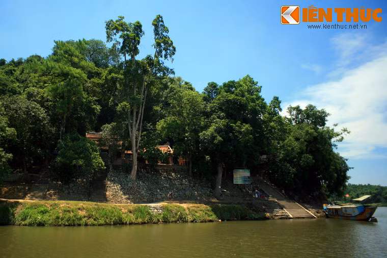 Tọa lạc trên núi Ngọc Trản, thuộc làng Ngọc Hồ, phường Hương Hồ, thị xã Hương Trà, điện Hòn Chén vừa là một thắng cảnh nổi tiếng, vừa là di tích gắn với nhiều giai thoại lạ lùng của xứ Huế. Để đến điện Hòn Chén, du khách phải đi thuyền từ bến Than.