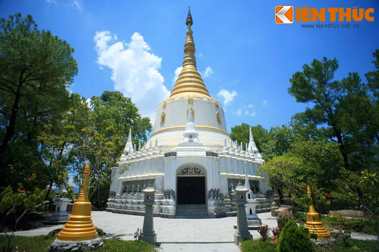 Chùa Thiền Lâm (phường Thủy Xuân) được nhiều người biết đến với tòa bảo tháp độc đáo xây dựng theo phong cách Phật giáo Miến Điện.