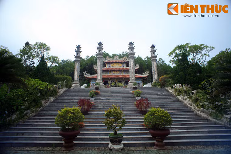 Trung tâm Văn hóa Huyền Trân, nằm dưới chân núi Ngũ Phong (phường An Tây) là một quần thể kiến trúc tâm linh hoành tráng nằm trên diện tích rộng 28ha, có phong cảnh hữu tình, được khánh thành năm 2007 để thờ Huyền Trân công chúa. Đây cũng là một trong những địa điểm lý tưởng để du xuân ở Huế.