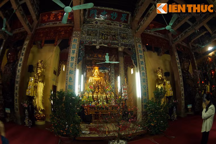 Tòa chính điện chia làm 7 gian gồm được chống đỡ bằng 12 cột vuông, mỗi cột cao 7 m. Tượng Phật ở chùa Hưng Ký không nhiều nhưng từng pho lại to lớn đồ sộ hơn các chùa khác. Chính giữa Phật điện là tượng Phật A Di Đà cao 3,86m. Nếu cộng cả bệ gạch cao 1,3m thì tượng cao 5,19m.