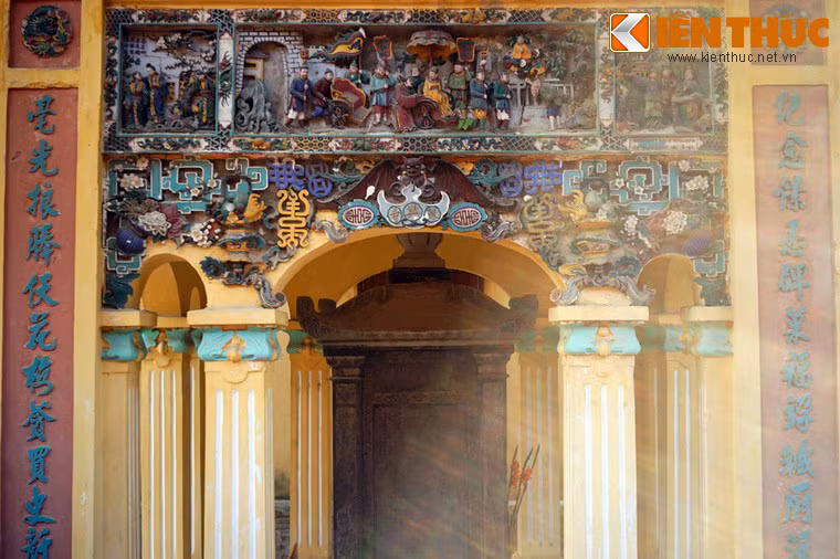 Nhà bia phía sau chính điện tập hợp nhiều tác phẩm gốc sứ đặc sắc, mô tả các câu chuyện Phật giáo.