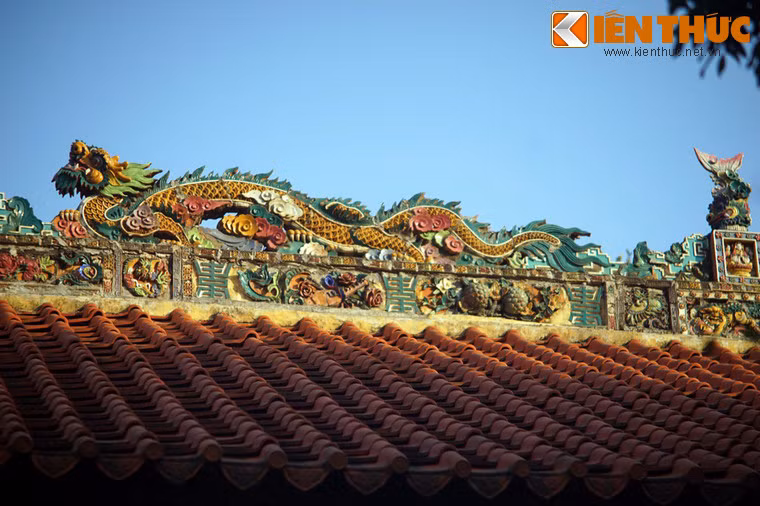 Các họa tiết trang trí khác trên nóc mái gồm linh vật, hoa quả, hình mây gió cách điệu...
