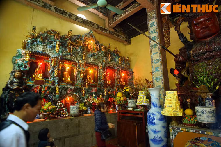 Hai gian đầu hồi chính điện còn có hai tòa Thập điện Diêm vương được cấu trúc theo kiểu động, miêu tả chân thực cảnh sống nơi trần gian và ngục tối.