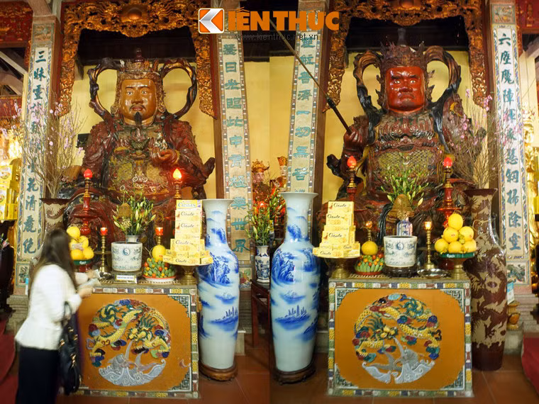 Tượng Ông Thiện và Ông Ác có quy mô lớn, được tạo tác cầu kỳ.