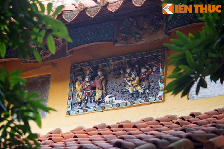 Dưới nóc mái có nhiều ô trang trí tái hiện các cảnh trong Tây Du Ký - tiểu thuyết Phật giáo nổi tiếng Trung Hoa.