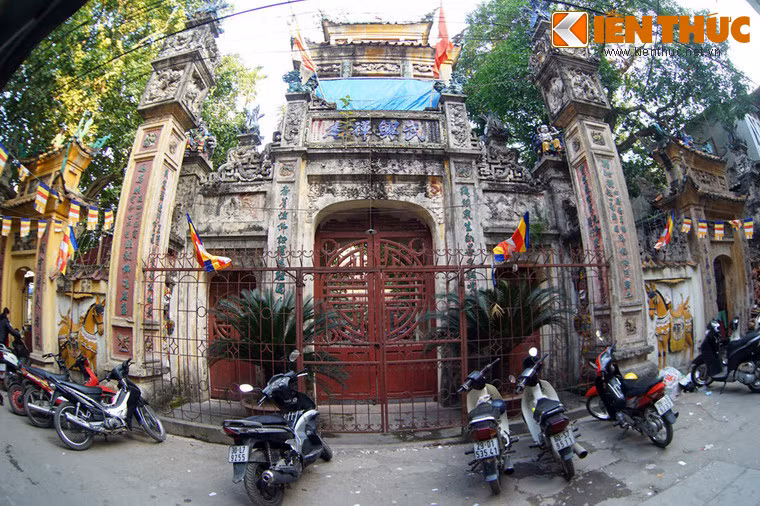 Nằm trong ngõ Chùa Hưng Ký, quận Hai Bà Trưng, chùa gốm sứ Hưng Ký là một công trình kiến trúc nghệ thuật cổ rất độc đáo của Hà Nội.