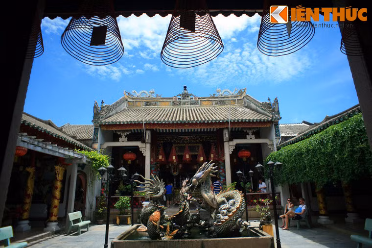 Hội quán Quảng Đông (số 176 Trần Phú) còn gọi là Hội quán Quảng Triệu, được xây dựng vào năm 1885. Công trình thờ Thiên Hậu Thánh Mẫu và Đức Khổng Tử, sau năm 1911 chuyển sang thờ Quan Công và Tiền Hiền. Hội quán có kiến trúc khá đẹp bởi sự kết hợp hài hòa giữa các chất liệu gỗ, đá trong kết cấu chịu lực cùng họa tiết trang trí công phu, chạm trổ tinh xảo… mang lại cho công trình một vẻ đường bệ, lộng lẫy, uy nghiêm.