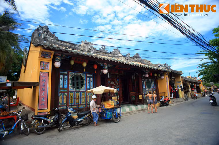 Miếu Quan Công, còn được gọi là Chùa Ông, nằm trong trung tâm khu phố cổ, số 24 đường Trần Phú là công trình tiêu biểu nhất cho loại hình kiến trúc đền miếu ở Hội An. Miếu được người Minh Hương và người Việt khởi dựng vào năm 1653, thờ Quan Công, vị tướng nổi tiếng thời Tam Quốc, biểu tượng của trung hiếu, tiết nghĩa. Tuy đã qua nhiều lần trùng tu, miếu Quan Công vẫn không mất đi dáng vẻ ban đầu.