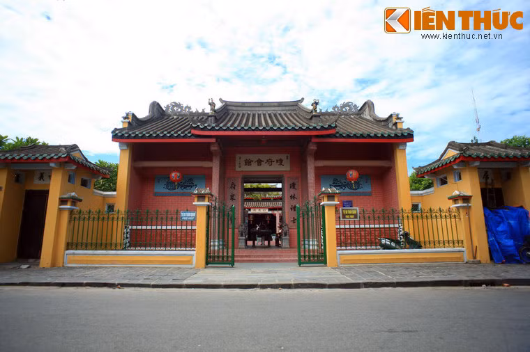 Nằm ở số 10 Trần Phú, hội quán Hải Nam (hay còn gọi là Quỳnh Phủ hội quán) được Hoa kiều bang Hải Nam - Trung Quốc đóng góp tiền của xây dựng vào năm 1875. Hội quán thờ 108 thương nhân người Hoa bị chết oan do quan quân nhà Nguyễn tưởng nhầm là tàu của giặc cướp nên đã nã đại bác bắn chìm thuyền. Sau khi điều tra rõ sự tình, vua Tự Đức sắc phong họ là “Nghĩa Liệt Chiêu ứng”, cho phép xây đền thờ cúng để thờ cúng.