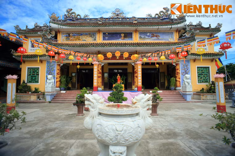 Chùa Pháp Bảo tọa lạc tại số 7 đường Hai Bà Trưng là ngôi chùa có quy mô lớn nhất ở phố cổ Hội An. Chùa thuộc hệ phái Bắc tông, được xây theo mô hình kiến trúc chùa Việt truyền thống, là nơi đón rất nhiều Phật tử, du khách trong nước, nước ngoài đến tham quan, lễ bái, đặc biệt là vào các dịp lễ, Tết.