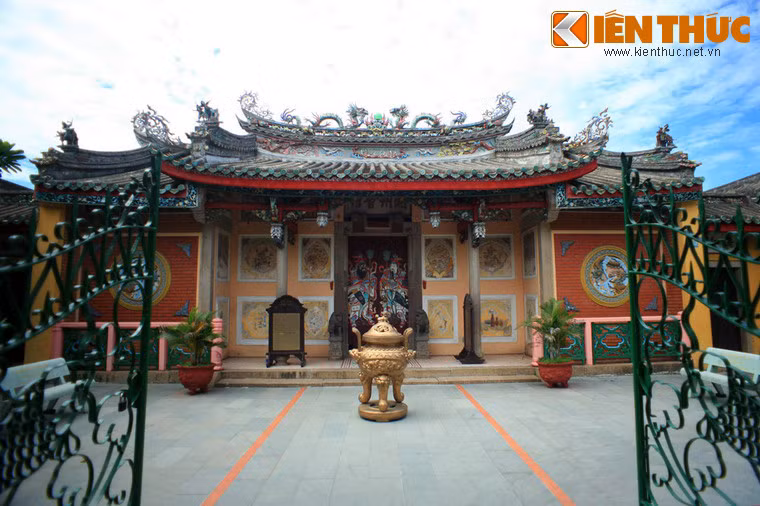 Hội quán Triều Châu (157 Nguyễn Duy Hiệu) được cộng đồng người Hoa gốc Triều Châu xây dựng vào năm 1845 để làm nơi sinh hoạt cộng đồng và thờ thần Phục Ba - vị thần chuyên chế ngự sóng gió, giúp cho việc đi lại buôn bán trên biển được bình yên, thuận buồm xuôi gió. Đây là một trong những công trình có giá trị đặc biệt trong quần thể kiến trúc tại đô thị cổ Hội An.