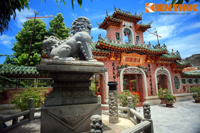 Nằm trên trục đường Trần Phú ở khu vực trung tâm đô thị cổ Hội An, hội quán Phúc Kiến (hay Phước Kiến) là công trình nổi bật nhất bởi vẻ đẹp nguy nga, tráng lệ và cổ kính. Tương truyền, tiền thân hội quán là một gian miếu nhỏ thờ pho tượng Thiên Hậu Thánh Mẫu vào năm 1697. Qua nhiều lần trùng tu, hội quán càng trở nên rực rỡ, khang trang như ngày nay.