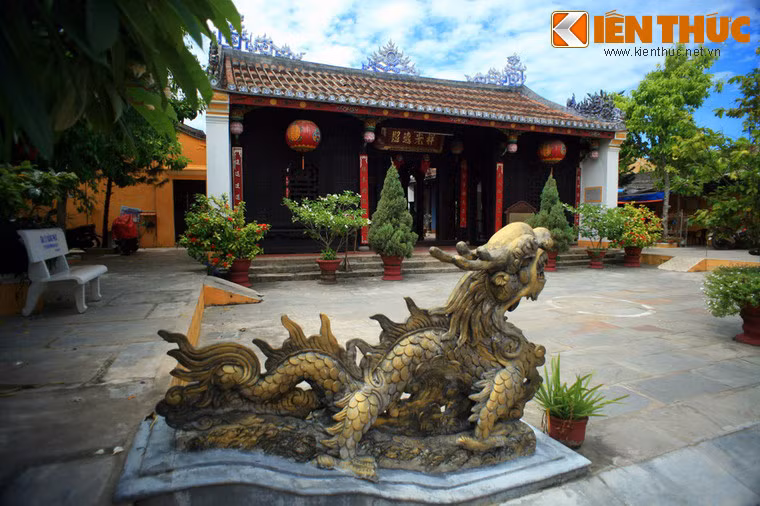 Tụy Tiên Đường Minh Hương (số 14 Trần Phú) còn gọi là Đình tiền hiền Minh Hương hay hội quán Minh Hương được cộng đồng người Minh Hương đến từ Trung Hoa dựng nên để thờ cúng các bậc tiền hiền khai lập làng Minh Hương, một trong những làng cổ ở Hội An. Công trình được xây dựng vào giữa thế kỷ 17 trên khu đất số 20 Phan Châu Trinh, năm 1905 thì được di dời về vị trí hiện nay. Sau nhiều lần trùng tu, ngôi đình vẫn giữ dáng vẻ cổ kính với nhiều chi tiết bằng gỗ tạo tác công phu bởi bàn tay khéo léo của các nghệ nhân làng mộc Kim Bồng.