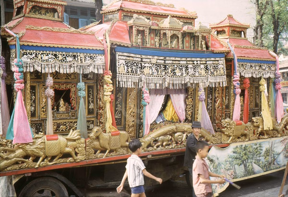 Chiếc xe tang được thiết kế rất lộng lẫy này chỉ được dùng trong tang lễ của những gia đình người Hoa khá giả.