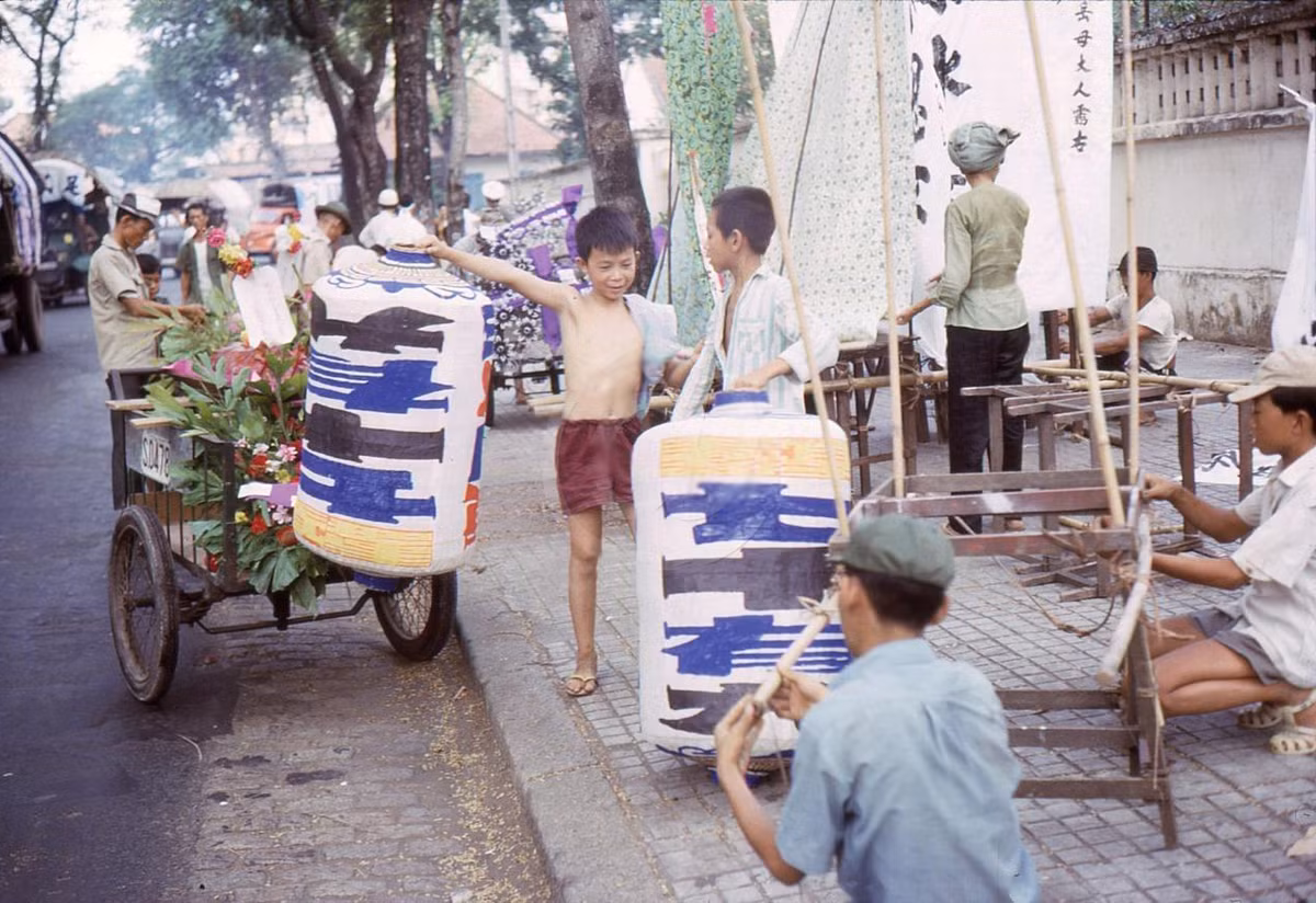 Đèn lồng lớn bằng giấy dùng trong tang lễ của người Hoa.