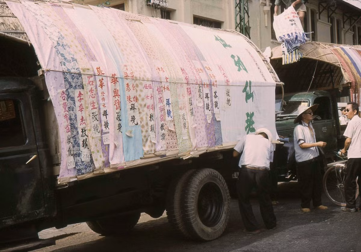 Xe tải dùng để chở nhân viên và đồ nghề của công ty tổ chức đám tang người Hoa ở Sài Gòn.