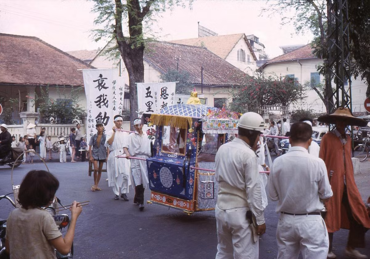 Khá nhiều người dân tụ tập quanh khu vực tổ chức tang lễ để theo dõi.