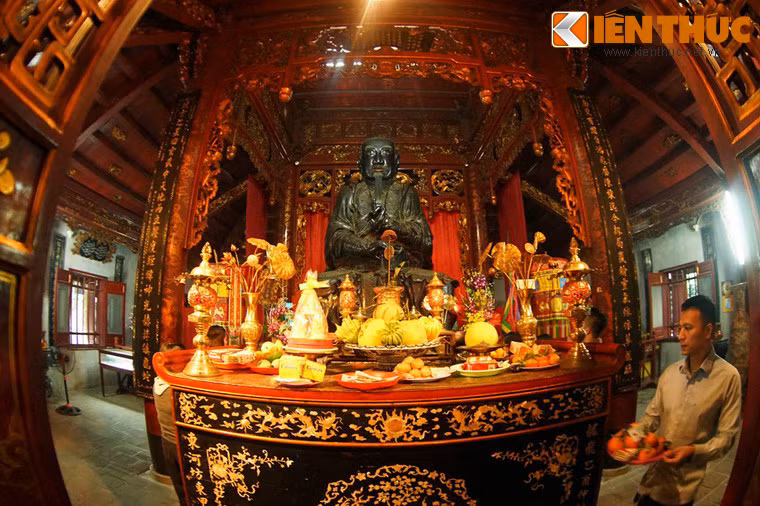 Nằm trong Thăng Long tứ trấn, đền Quán Thánh là ngôi đền lớn và nổi tiếng bậc nhất của Hà Nội. Một trong những nét độc đáo của ngôi đền này là sự hiện diện của một pho tượng đồng đen cổ khổng lồ...