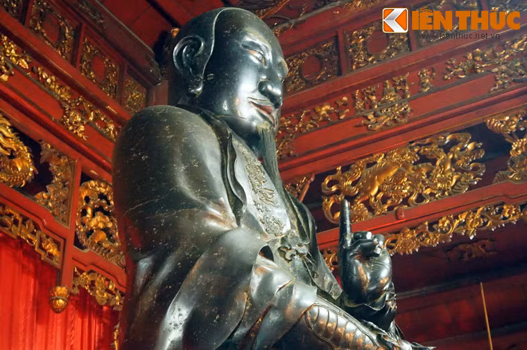 Một số hình ảnh khác về pho tượng.