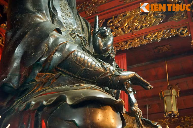 Bàn tay trái của tượng đưa lên ngang ngực bắt ấn thuyết pháp, bàn tay phải úp lên đốc kiếm.