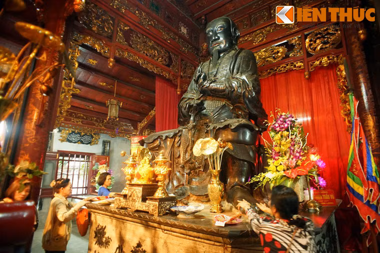 Tượng cao 3,96m, chu vi 8m, nặng 4 tấn mặc áo đạo sĩ tọa trên tảng đá cẩm thạch cao 1,2m với hai bàn chân để trần.