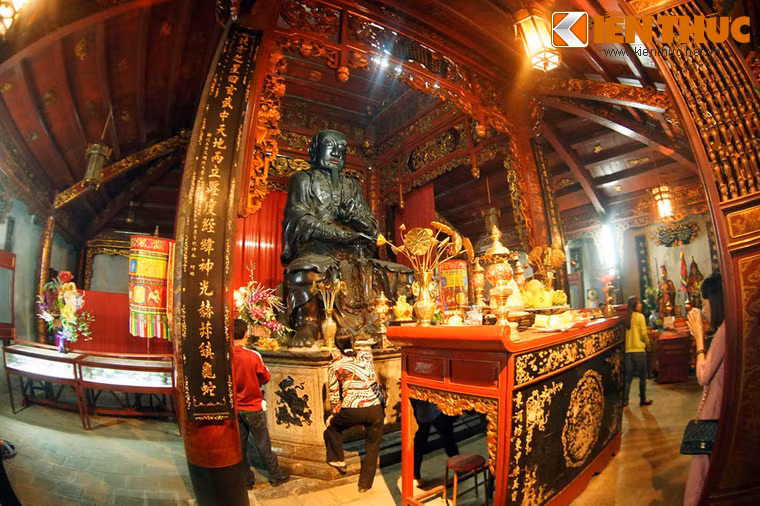 Trên phương diện nghệ thuật, pho tượng Huyền Thiên Trấn Vũ được giới nghiên cứu đánh giá là một tác phẩm độc đáo, đánh dấu kỹ thuật đúc đồng và tài năng của các nghệ nhân Việt Nam cách đây 3 thế kỷ.