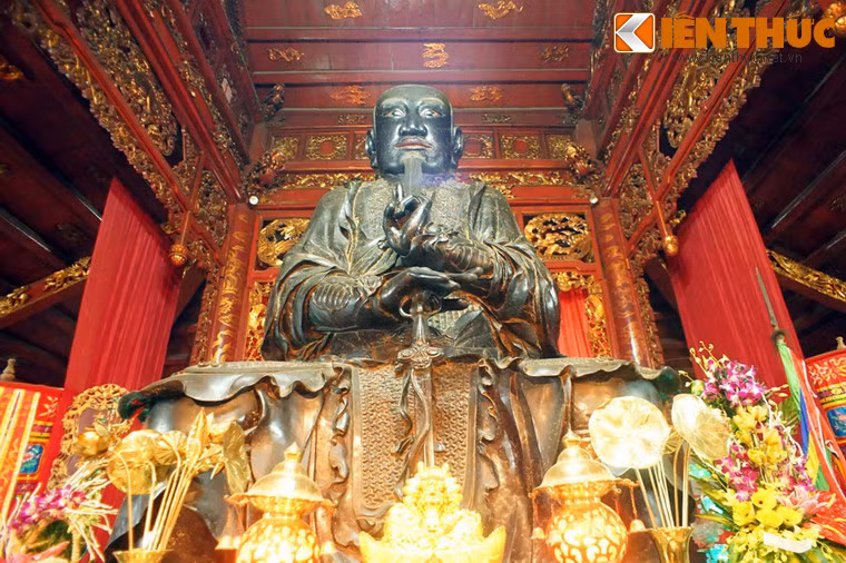 Đó là pho tượng Huyền Thiên Trấn Vũ được đúc bằng đồng đen vào năm Vĩnh Trị thứ 2 (1677), đời Lê Hy Tông.