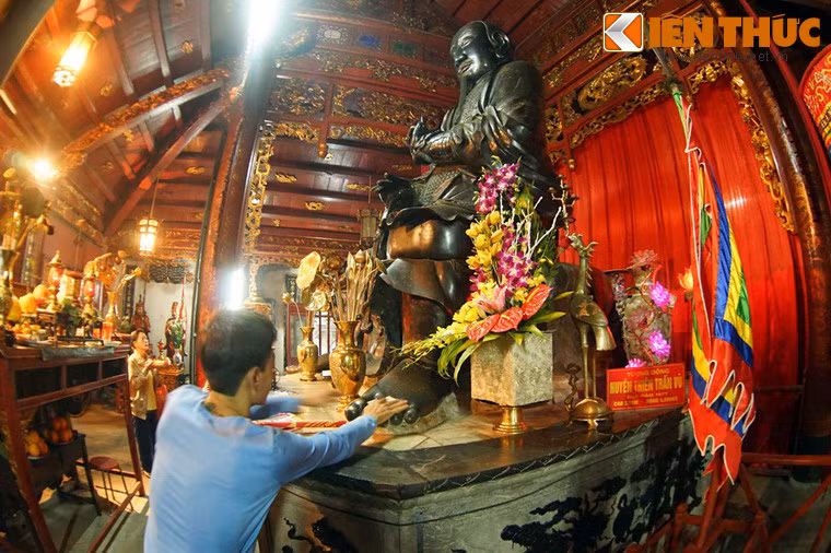 Theo sự tích được ghi chép ở đền thì Huyền Thiên Trấn Vũ là thần trấn quản phương Bắc đã nhiều lần giúp nước Việt đánh đuổi ngoại xâm. Lần thứ nhất vào đời Hùng Vương thứ 6 đánh giặc từ vùng biển tràn vào, lần thứ hai vào đời Hùng Vương thứ 7 đánh giặc Thạch Linh...