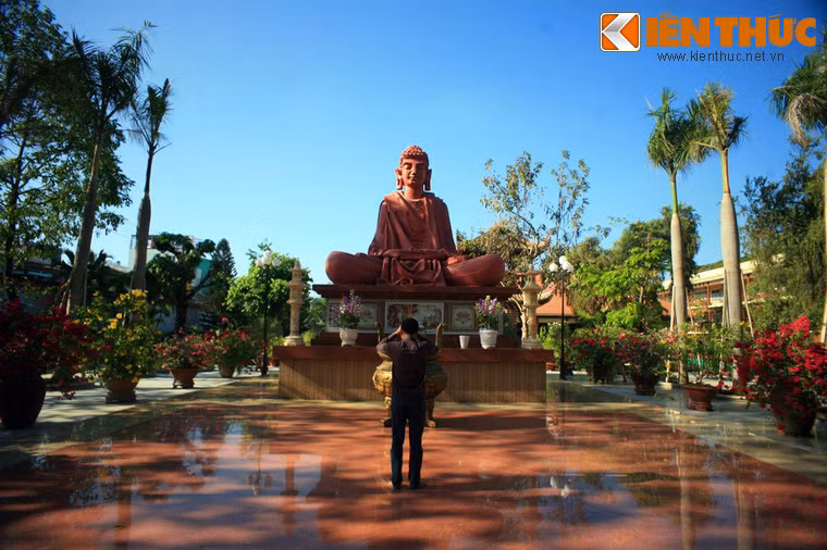 Pho tượng đức Phật Thích Ca cao 4,5m, ngang 4,5m do điêu khắc gia Lê Thành Nhơn sáng tác vào năm 1974, an vị vào năm 1979 cùng là một hạng mục kiến trúc đáng chú ý.