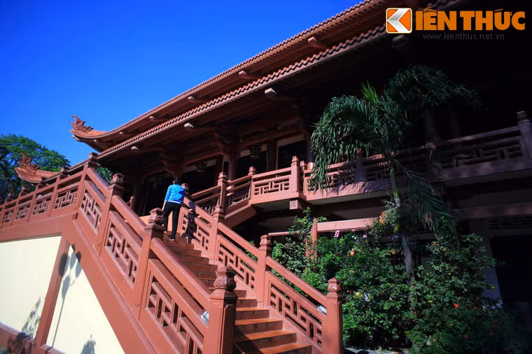 Với cảnh quan hấp dẫn, chùa Huệ Nghiêm là địa điểm thu hút đông đảo khách thập phương vào các dịp lễ, Tết ở Sài Gòn.