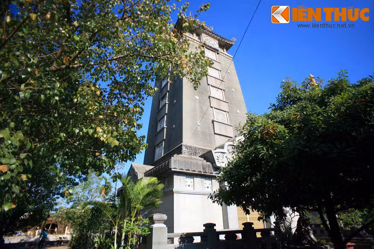 Một công trình kiến trúc nổi bật của chùa Huệ Nghiêm là tháp Phổ Đồng cao 34m, xây năm 1972 làm nơi giữ gìn tro cốt của các hòa thượng.