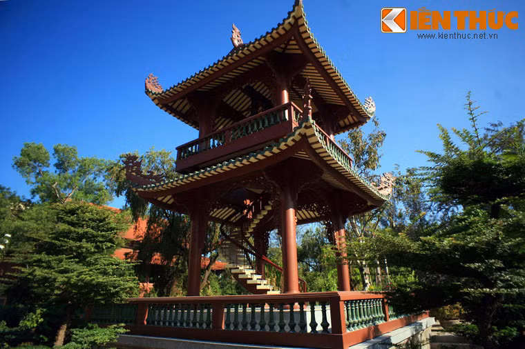 Tháp chuông chùa Huệ Nghiêm có kiến trúc trang nhã.