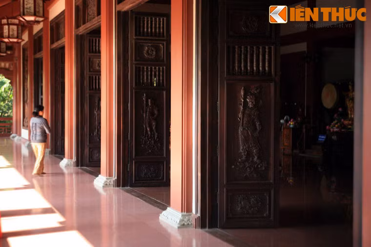 Đây cũng là nơi sở hữu bộ cửa bằng gỗ lim khắc nổi Bát Bộ Kim Cương và Thập Nhị Địa Chi Thần lớn nhất Việt Nam.