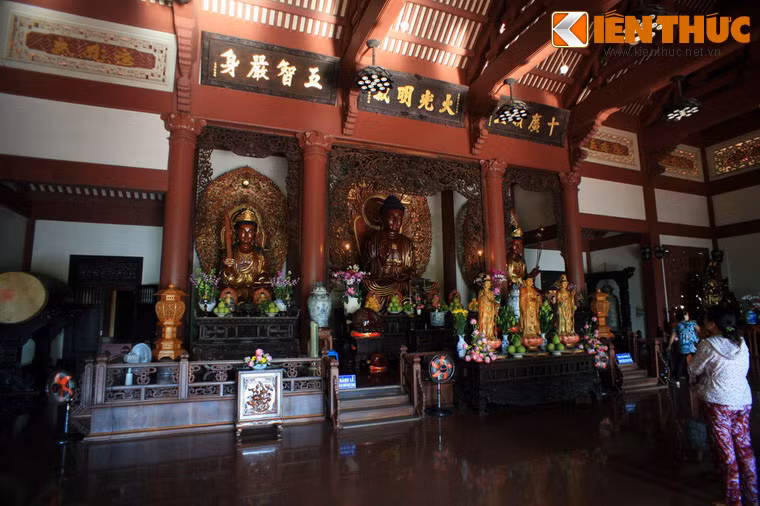 Trong chính điện có hệ thống tượng thờ được tạc lớn, hầu hết bằng gỗ quý.