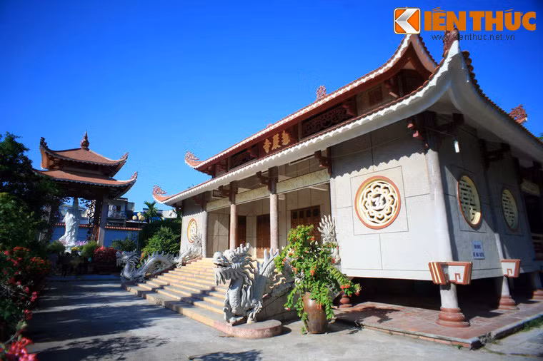 Chùa do Hòa thượng Thích Thiện Hòa khai sáng, xây dựng vào năm 1962 theo bản vẽ của kiến trúc sư Võ Đình Diệp, trên diện tích 29.000 m2.