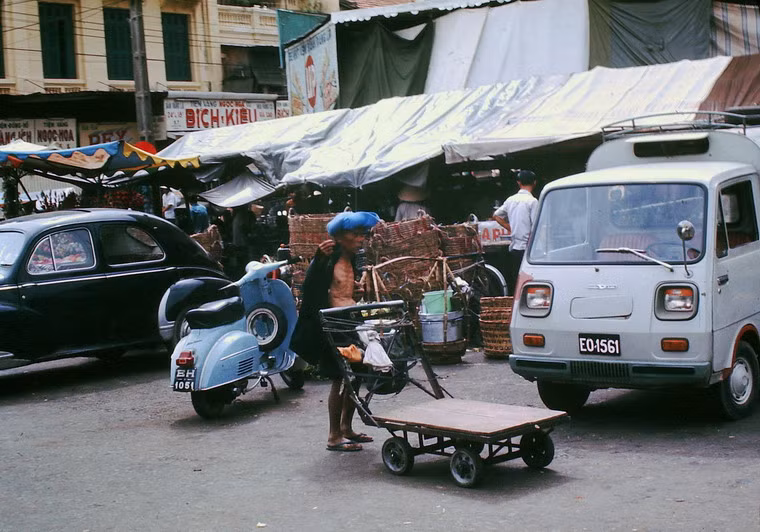 Đường Phan Châu Trinh, góc trái chợ Bến Thành.
