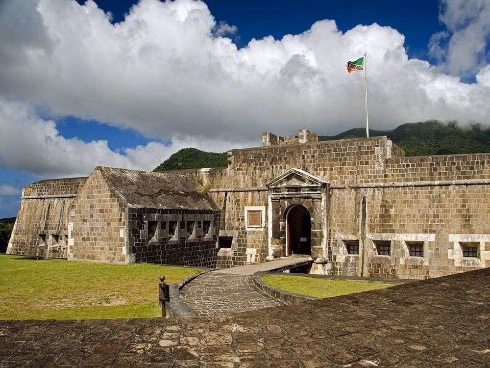 Việc xây dựng pháo đài Brimstone Hill đã tiếp diễn trong 100 năm liên tục, với nhiều phần của công trình được mở rộng theo từng thời kỳ.