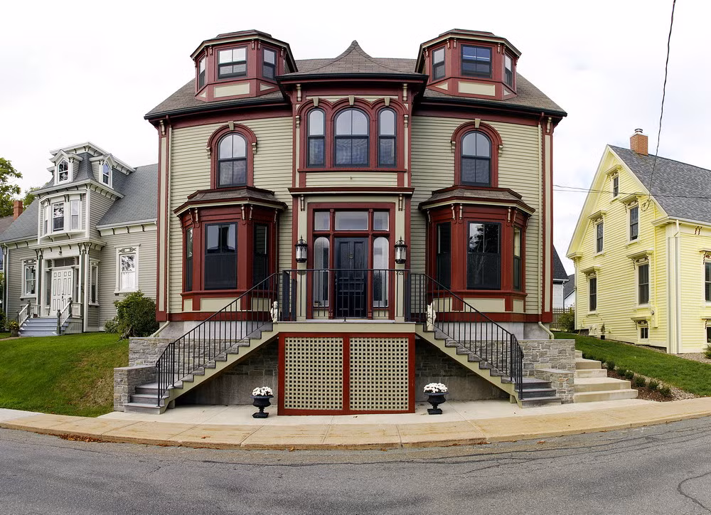 Lunenburg cũng là nơi lưu giữ rất nhiều công trình cổ kính được đánh giá là kiệt tác kiến trúc thời thuộc địa ở Bắc Mỹ.