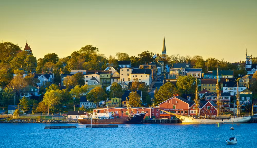 Thị trấn thành lập năm 1753 và được đặt tên là Lunenburg để vinh danh vua George II của Anh và cũng là Công tước của xứ Brunswick-Lunenburg.