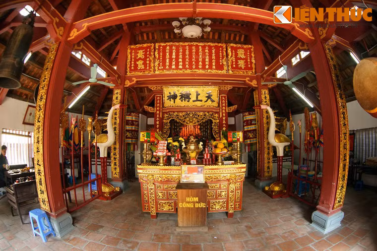 Đến thời Lê Trung Hưng, Đạo giáo suy thoái, phần lớn đạo quán dần dần trở thành đền, chùa. Bích Câu Đạo quán cũng chuyển sang thờ Phật và thờ Mẫu.